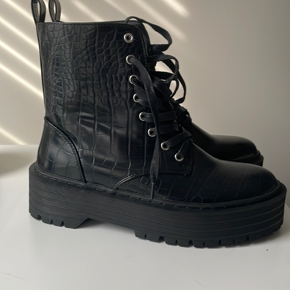 Croc lace up chunky black boot